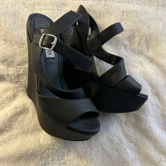 Xaria Black Steve Madden Wedges - Picture 1 of 5
